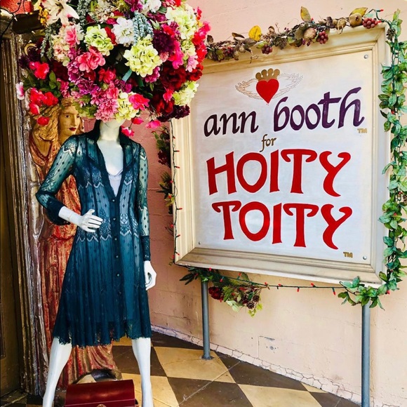 Ann Booth sleek dress, creme w red pin stripes - Picture 5 of 6